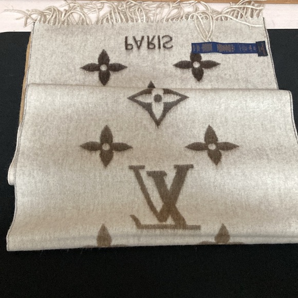 LV 100% cashmere scarf - Picture 10 of 11